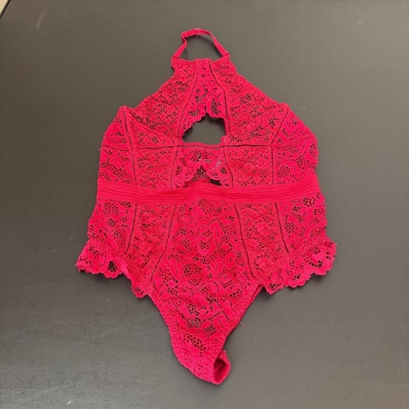 Victoria's Secret Red Scalloped Lace Teddy Halter Keyhole Size Medium - Picture 1 of 5